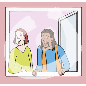 Zwei fröhliche Personen stehen im offenen Fenster und gucken raus.