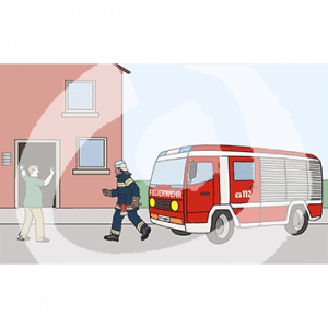 Eine Person steht vor einem Haus und zeigt darauf. Vor dem Haus steht ein Feuerwehrauto, eine Person in Feuerwehruniform läuft auf das Haus zu.