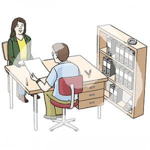 Eine Person sitzt an einem Schreibtisch und hält ein Dokument in der Hand. Ihr gegenüber sitzt eine weitere Person. Daneben steht ein Regal mit Ordnern.