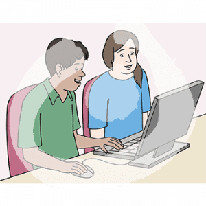 Zwei Personen sitzen vor einem Computer. Eine Person tippt auf der Tastatur und hält die Maus fest.