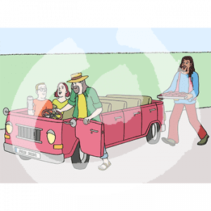 Zwei Personen sitzen in einem Cabrio mit fünf Sitzreihen. Eine andere Person setzt sich ans Steuer, eine andere läuft mit einem Tablett auf das Auto zu.