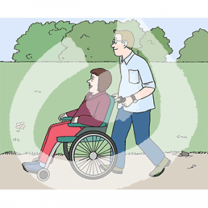 Eine Person schiebt eine andere Person im Rollstuhl über einen Weg im Grünen.