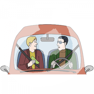 Zwei Personen sitzen in einem Auto. Eine Person hat eine Augenbinde in der Hand und guckt zu einer anderen Person hinter dem Steuer. Sie guckt die erste Person erschrocken an.