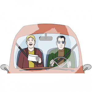 Zwei Personen sitzen in einem Auto. Eine Person hat einen Briefumschlag in der Hand, die andere sitzt hinter dem Steuer.