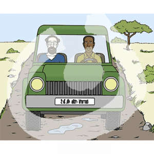 Zwei Personen sitzen in einem Auto und fahren auf einem Sandweg, daneben ist gelbes Gras und vereinzelnde Büsche und ein Baum.