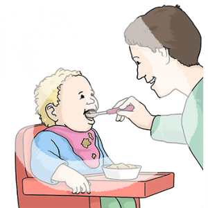 Ein Baby mit dreckigem Lätzchen sitzt in einem Hochstuhl. Vor ihm steht eine Schüssel mit Essen. Eine Person füttert das Baby mit einem Löffel.