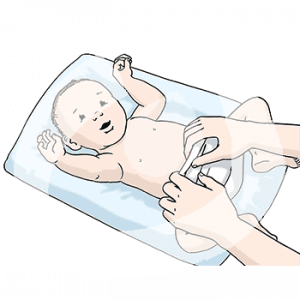 Ein Baby liegt auf einer Unterlage. Zwei Hände greifen nach der Windel.
