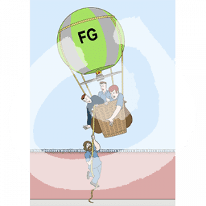 Drei Personen stehen im Korb eines fliegenden Heißluftballons über einer Mauer mit Stacheldraht. Zwei Personen tragen Sträflingskleidung. Eine vierte Person in Sträflingskleidung klettert an einem Seil in den Korb.