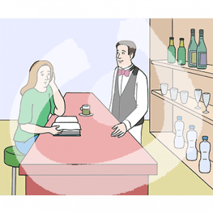 Eine Person sitzt an einer Theke und guckt in ein Buch. Eine andere Person in Kellner Uniform steht hinter der Theke, dahinter ist ein Regal mit Flaschen und Gläsern.