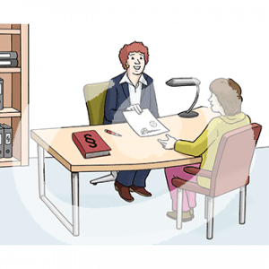 Eine Person sitzt an einem Tisch und hält ein Dokument mit Stempel und Unterschrift in der Hand. Vor ihr sitzt eine Person und nimmt es entgegen. Auf dem Tisch liegt ein Buch mit Paragraf-Zeichen. Im Hintergrund ein Schrank mit Ordnern.