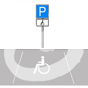 Ein Parkplatz mit dem Symbol eines Rollstuhlfahrers. Dahinter steht ein Schild mit einem P und dem Symbol eines Rollstuhlfahrers.