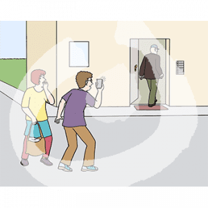 Zwei Personen stehen vor einem Haus. Eine Person macht ein Foto von einer weiteren Person die das Haus betritt.