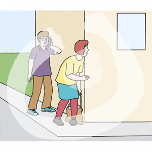 Zwei Personen stehen an einer Hausecke. Eine Person guckt um die Ecke, die andere telefoniert.