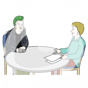 Zwei Personen sitzen an einem Tisch. Eine Person zeigt auf ein zwei Zettel. Die andere Person hat einen grünen Irokesenschnitt und eine Jacke mit Nieten.