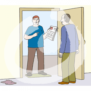 Ein Mann steht mit Zeitung in der Hand vor einer offenen Tür. In der Tür steht ein anderer Mann.