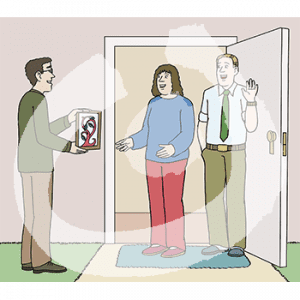 Eine Person steht mit einem Bild in der Hand vor einer offenen Tür. In der Tür stehen zwei Personen. Eine streckt die Arme aus, die andere hebt einen Arm.