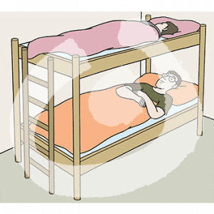 Zwei Personen liegen in einem Stockbett.