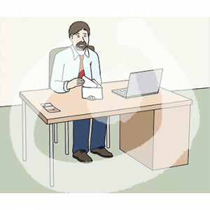 Eine Person sitzt an einem Schreibtisch. Sie hält einen Umschlag und einen Zettel in der Hand.