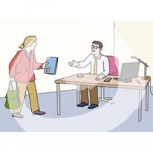 Eine Person reicht einer an einem Schreibtisch sitzenden Person eine Akte.