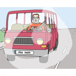 Ein Person sitzt am Steuer eines Buses mit fünf Sitzreihen und fährt auf einer Straße.