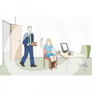 Eine Frau sitzt vor einem Schreibtisch. Sie winkt einer Person die mit zwei Bechern in der Hand den Raum betritt.