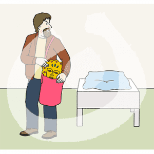 Eine Person steckt eine goldene Maske in eine Tasche. Daneben steht ein Tisch mit einem blauen Kissen.