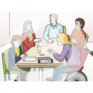 Fünf fröhliche Personen sitzen an einem Tisch mit Zetteln und Ordnern. Sie reden.