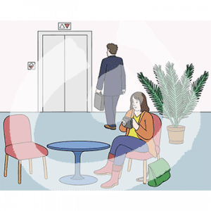 Eine Person sitzt an einem kleinen Tisch. Dahinter steht eine große Pflanze. Eine Person im Anzug geht auf einen Fahrstuhl zu.