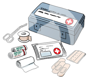 Verbandszeug, Pflaster, eine Schere und eine Verpackung mit weißem Kreuz auf rotem Untergrund. Dahinter ist eine Kiste mit dem gleichen Symbol.