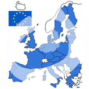 Eine Karte von Europa mit allen Ländern der EU in Blau markiert, Großbritannien eingeschlossen. Daneben ist die Flagge der EU.
