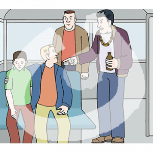 Ein Mann legt einem anderen Mann einen Arm um die Schulter. Sie sitzen auf einer Bank in der Bahn. Dahinter stehen zwei wütende Männer. Einer zeigt auf die beiden.