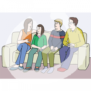 Zwei Kinder sitzen zwischen zwei Erwachsenen auf dem Sofa.