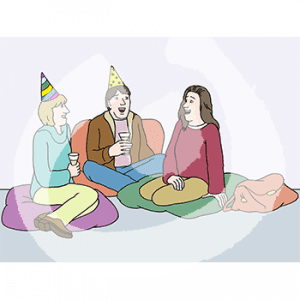 Zwei Personen mit Partyhüten und Gläsern in der Hand unterhalten sich mit einer weiteren Person. Alle sitzen auf Kissen auf dem Boden.
