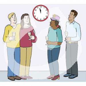 Vier Personen mit Gläsern in der Hand gucken zu einer Uhr. Die Zeiger stehen kurz vor 12 Uhr.