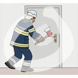 Eine Person in Feuerwehruniform steht mit einer Axt in den Händen vor einer Tür.