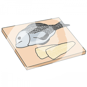 Ein ganzer Fisch und zwei Fischfilets auf einem Brett.