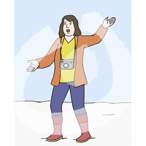 Eine erstaunte Frau mit Kamera um den Hals hebt die Arme.