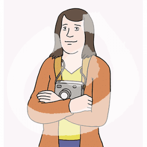 Eine Frau in Portraitansicht mit Kamera um den Hals. Sie verschränkt die Arme.