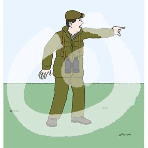 Ein Mann in grüner Kleidung, Schiebermütze und Fernglas um den Hals. Er zeigt auf etwas.