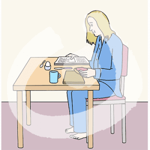 Eine Frau sitzt im Schlafanzug am Tisch. Darauf liegt ein Brett, ein Ei, ein Becher und Besteck. Die Frau hat ein Brötchen in der Hand und liest in einer Zeitung.