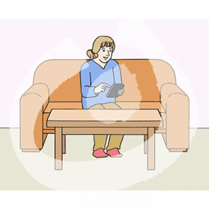 Eine Frau sitzt auf dem Sofa und tippt auf einem Tablet.