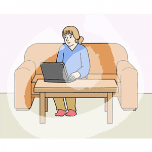 Eine Frau sitzt auf einem Sofa vor einem Laptop.