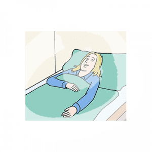 Eine Frau in Portraitansicht liegt im Bett.