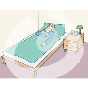 Eine Frau liegt im Bett. Daneben steht ein Nachttisch mit einem Wecker.