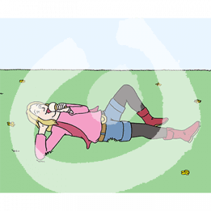 Eine Frau liegt auf dem Rücken im Gras und isst ein Eis.