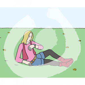 Eine erstaunte Frau sitzt im Gras und guckt auf ihre Uhr.