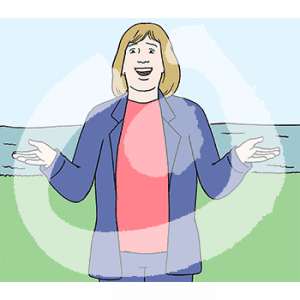 Eine blonde Frau steht mit ausgebreiteten Armen vor dem Meer.