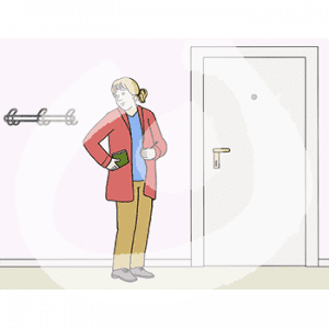 Eine Frau steht vor einer Tür und greift in ihre Tasche.