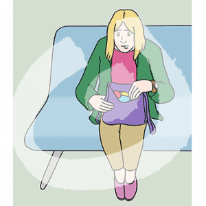 Eine nervöse Frau sitzt auf einer Bank und guckt in ihre Handtasche.