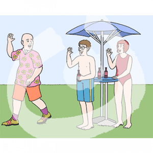 Eine Person geht von zwei Personen in Badesachen weg. Sie stehen unter einem Sonnenschirm. Auf dem Tisch zwischen ihnen stehen Flaschen.